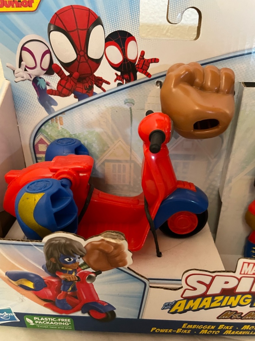 Marvel Ms. Marvel Action Figure with Red and Blue Scooter - Picture 3 of 4